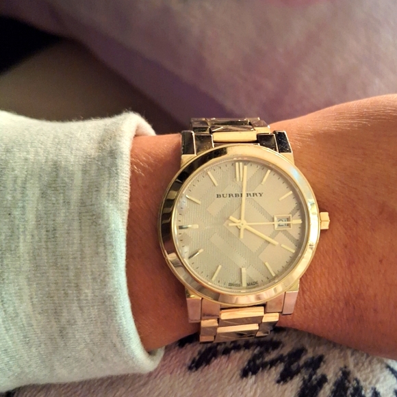 Authentic Burberry - Picture 2 of 4